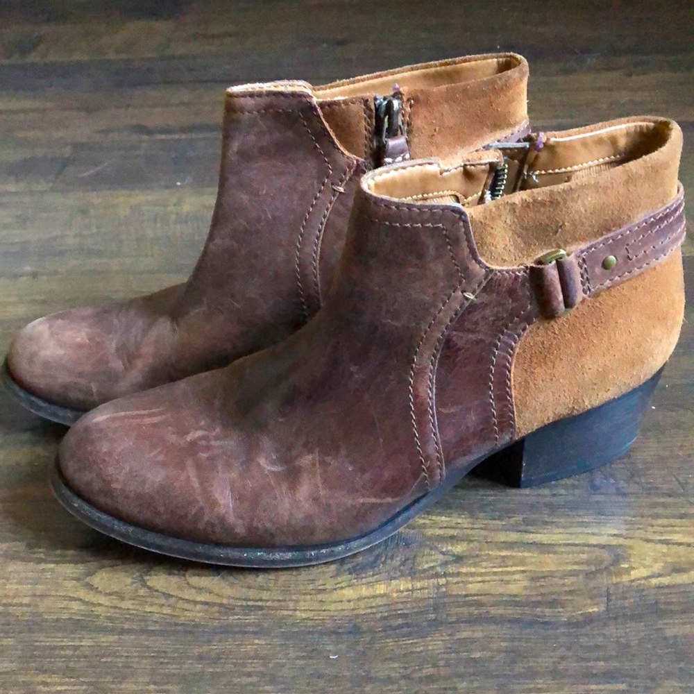 Clarks size 7 fall booties! Real leather, worn look is intentional!